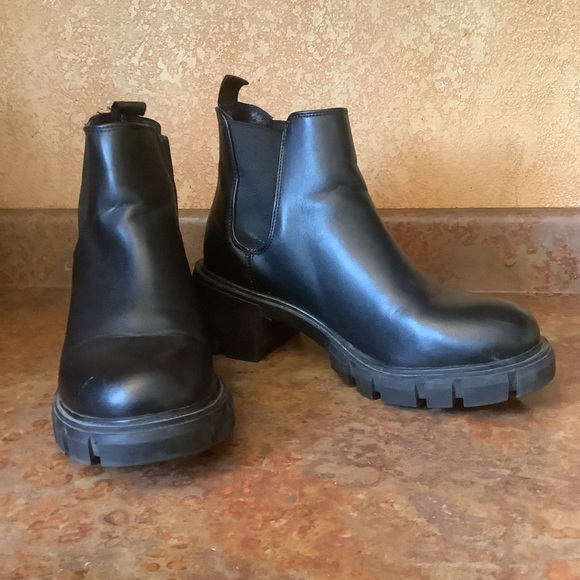 Steve Madden Size 8 Howler black faux leather chunky heel lug sole ankle boots - Picture 2 of 10